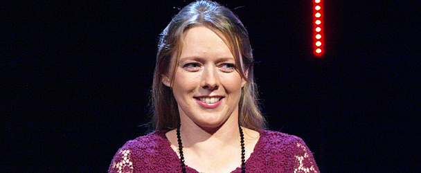 Bríd Ní Mhaoilchíarán syng songen om Fair Nanacy.