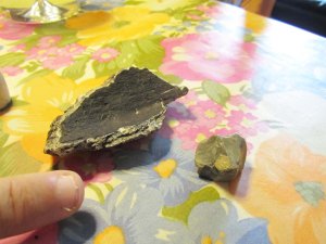 Ved den eine kjellaren har Golten funne flintstein og restar av eit kokekar. 