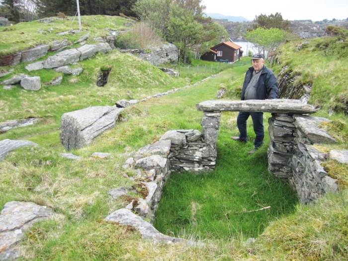 Even Golten ved ein av dei tre jordkjellarane. Denne har låg inngong. 